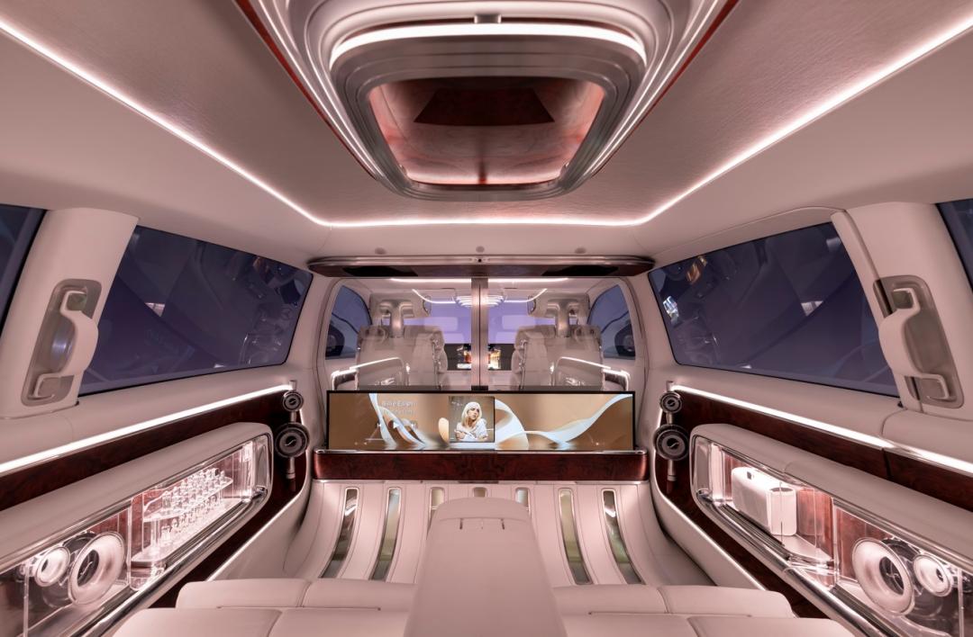 升起的65吋4K劇院螢幕與Dolby Atmos杜比全景環場音效搭配，打造專屬私人沉浸式體驗。