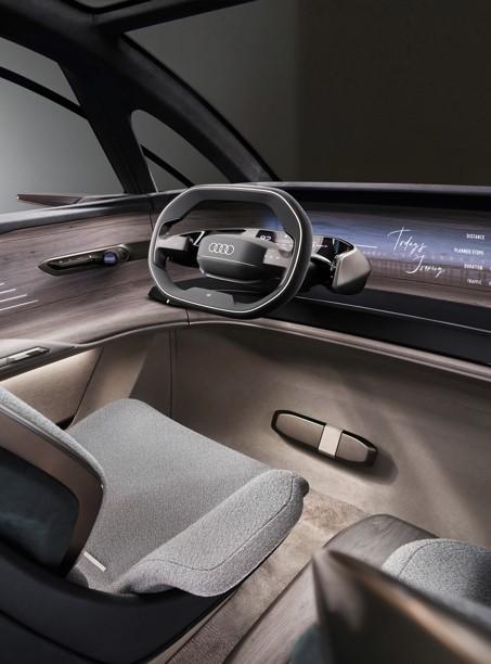 懸浮式儀表板搭配科幻感強烈的方向盤，打造全新駕駛體驗。