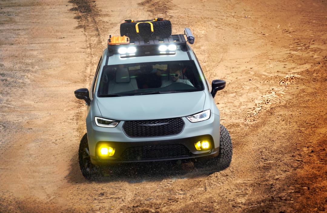 在車頂上加裝LED照明，面對昏暗的野外空間也不怕。