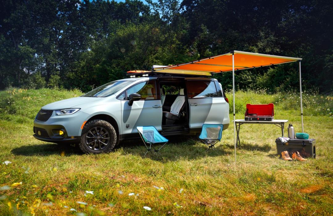 車側加入伸縮遮陽篷，拉開後擺放餐桌就成為戶外小客廳。