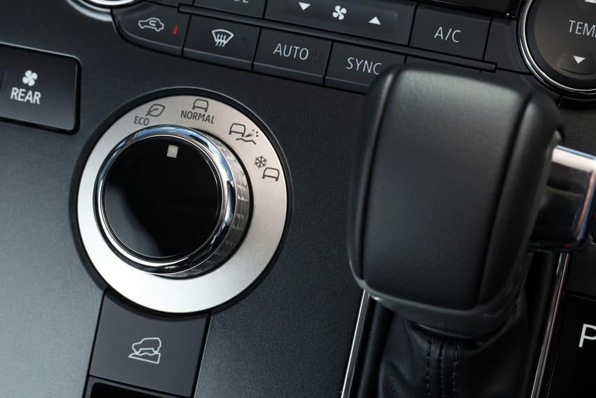 首度導入 S-AWC 超能全時四輪控制系統,提供 Eco 節能、Normal 一般、Gravel 碎石及 Snow 雪地模式可選。