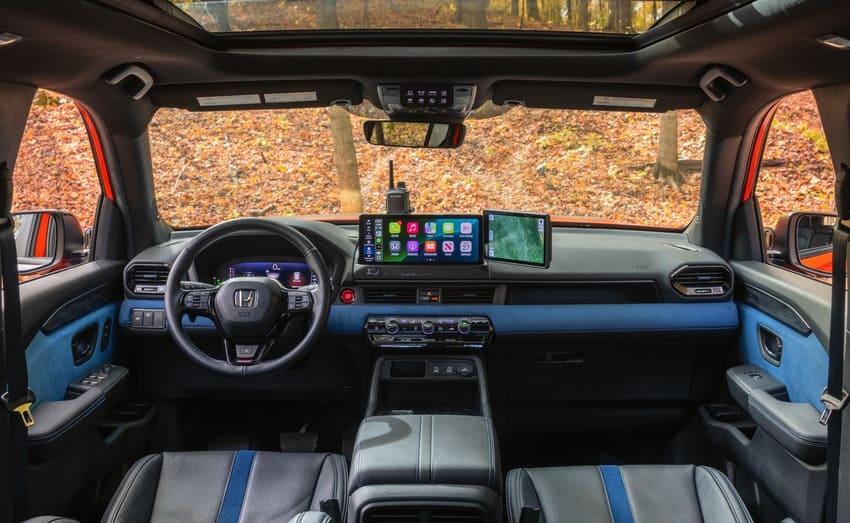 內裝亮點在於採用藍色麂皮材質裝飾。