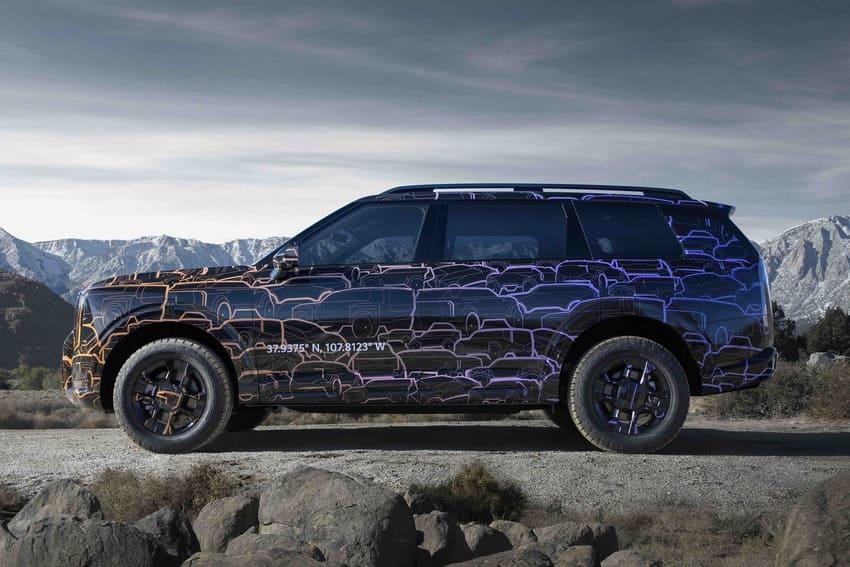 側面透過俐落的肌理線條刻劃出健壯的車身輪廓。