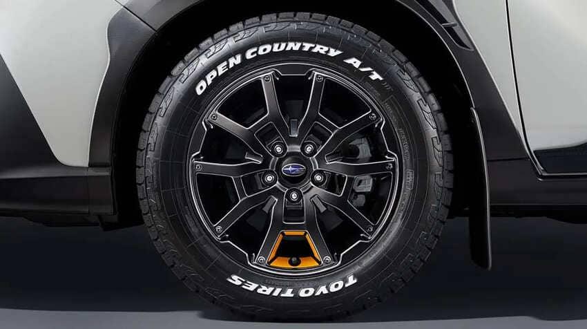 腳下升級 17 吋多輻式消光黑輪圈及全地形輪胎。