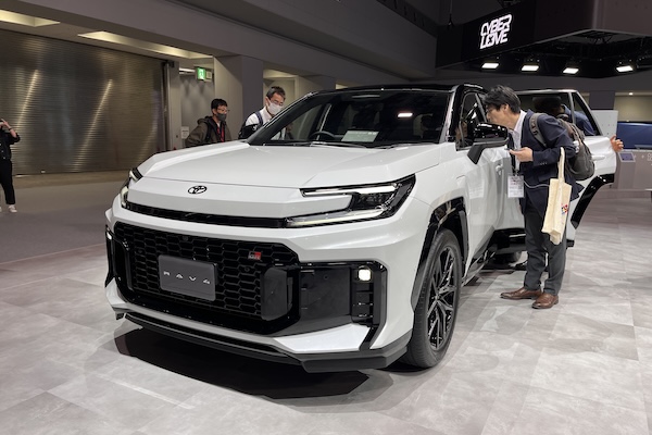 Toyota RAV4 GR Sport 實車展現強氣勢！明年台灣登場