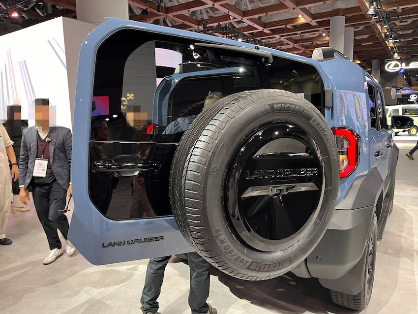 左開式側邊尾門設計,並採外露式備胎。