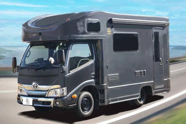 Toyota 貨卡升級豪華露營車！舒適客房帶著走 冷氣冰箱與淋浴間全都有