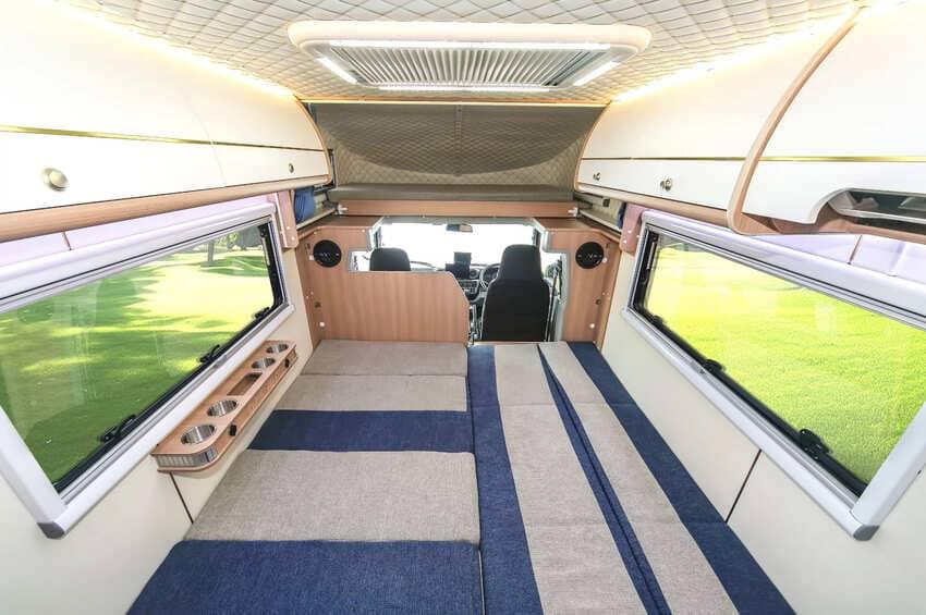 將座椅打平即可變成舒適床鋪，車艙前端也具備一張折疊床可供使用。