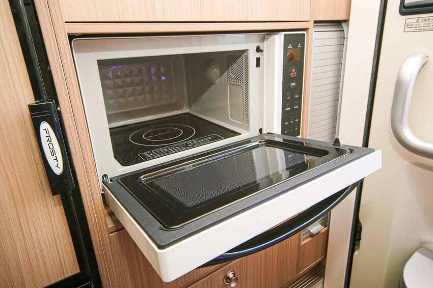 Toyota 貨卡升級豪華露營車!舒適客房帶著走 冷氣冰箱與淋浴間全都有