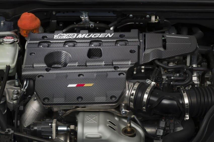 可額外選用碳纖維引擎飾蓋。