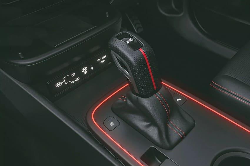 透過紅色飾條強化熱血駕馭氛圍。