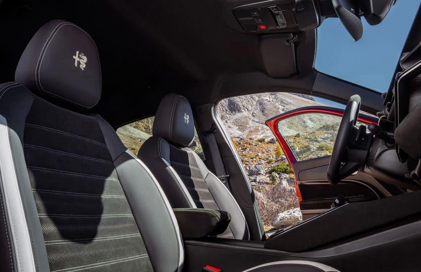 跑車化電動座椅採用冰藍色裝飾，為內裝增添亮點。