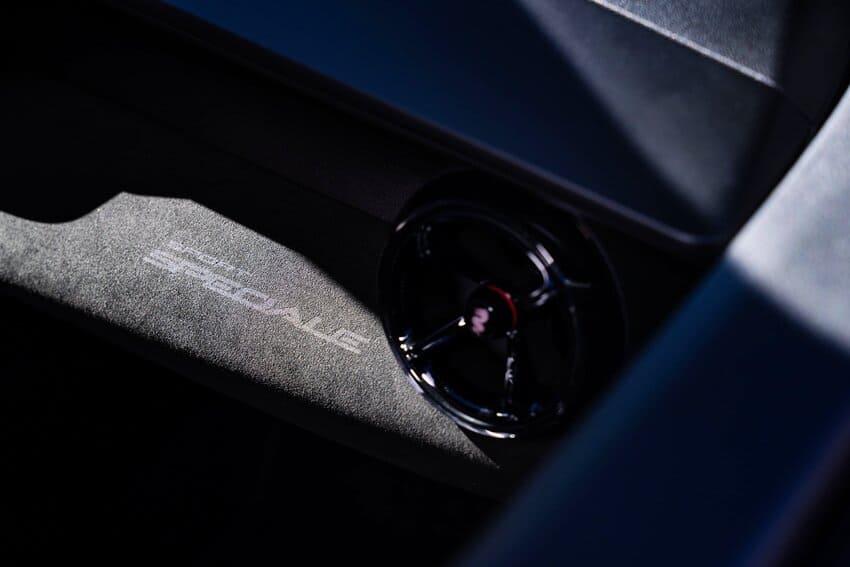 副駕側控台可見 Sport Speciale 字樣壓印。