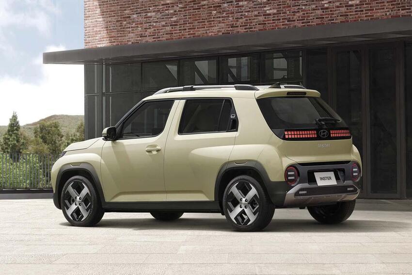 車尾的橫貫式 LED 像素化尾燈設計極具辨識度。