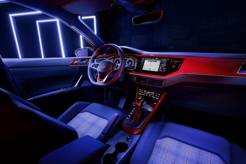 車內也以 GTI 元素展現跑格氣息，包含 GTI 專屬經典格紋織布跑車座椅。