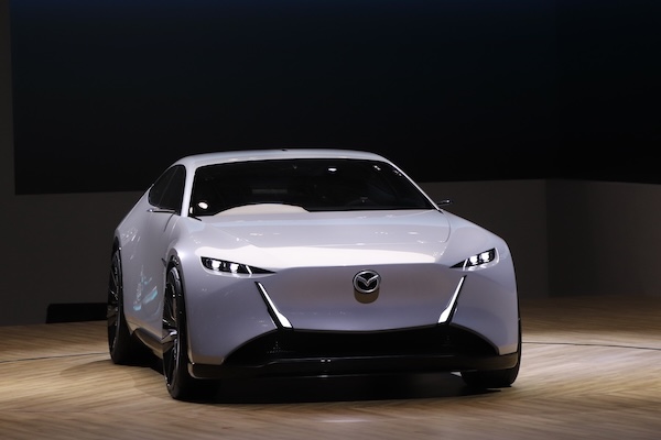 Mazda 發光扁平化 Logo 曝光！告別 28 年舊廠徽