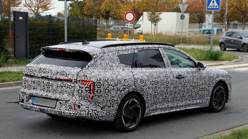 全新 K4 旅行車擁有方正穩重的線條。