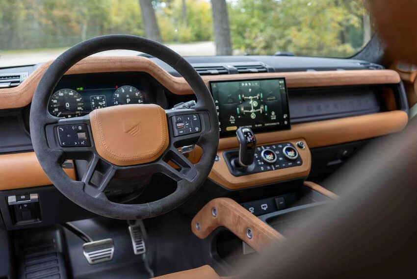 透過棕色、黑色麂皮搭配真皮營造粗獷又不失豪華質感的座艙氛圍。