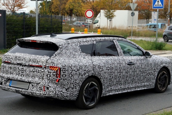 Kia 全新旅行車現身道路測試！方正線條塑造實用空間機能