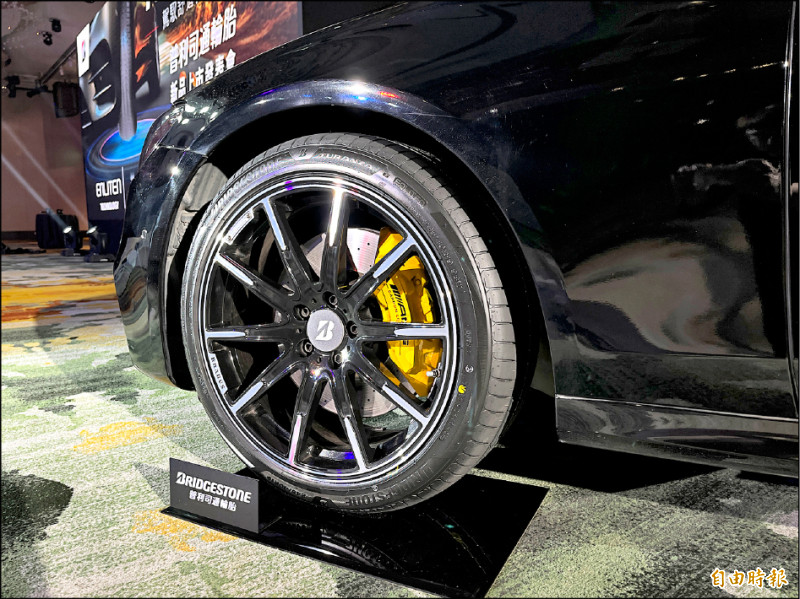 購買普利司通4條17吋以上輪胎，除了保固，加贈超商電子禮券。（記者陳英傑攝）