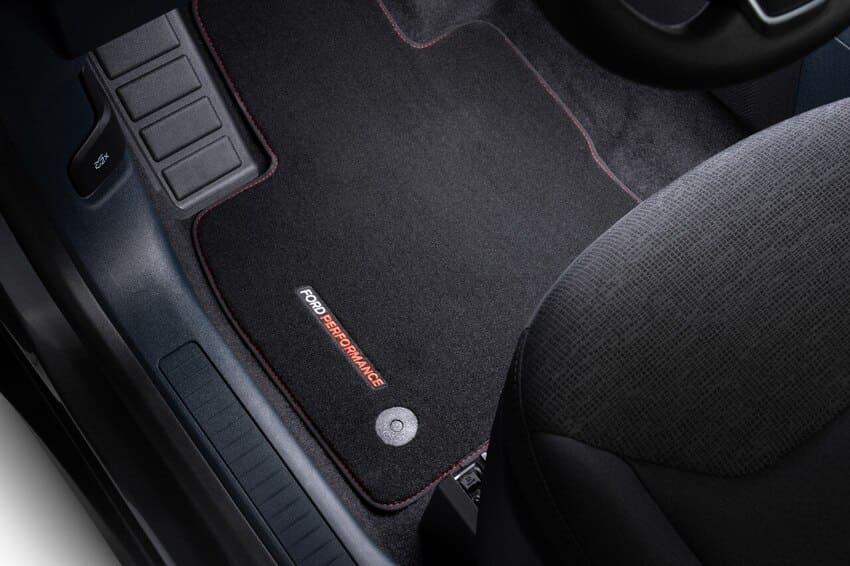 車內採用 Ford Performance 地墊作為亮點。