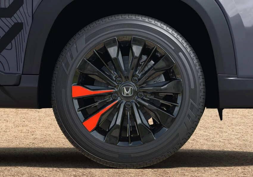 17 吋黑色輪圈同樣設有亮橘色裝飾。