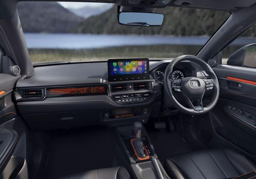 黑化內裝之中，透過亮橘色元素增添亮點。