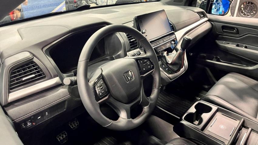 內裝直接換上六速手排與離合器踏板。