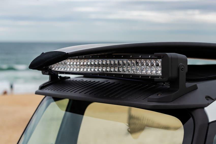車頂設有額外 LED 照明強化粗獷氣息。