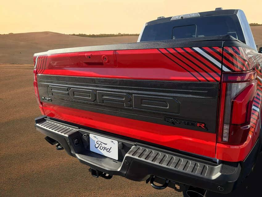 升級版 F-150 Raptor R 外觀加入碳纖維部件，好與剽悍性能相匹配。