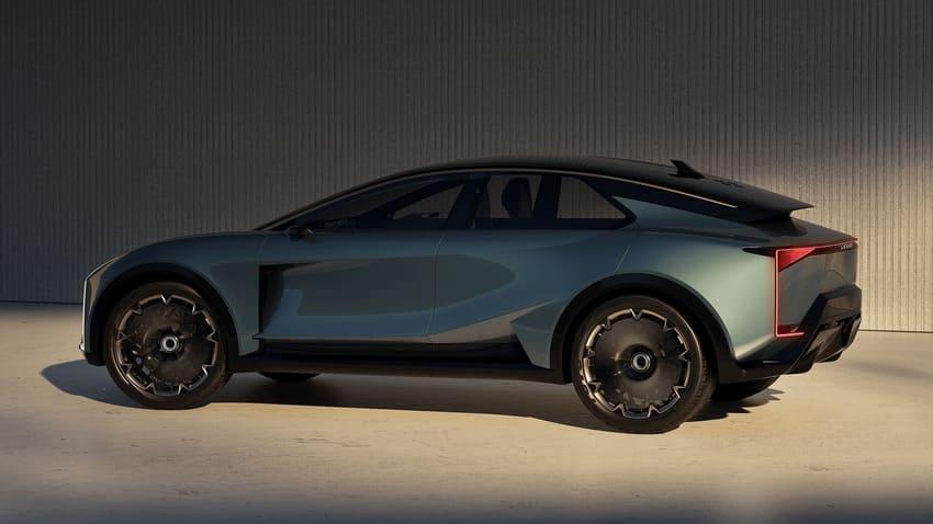 斜背造型搭配大尺寸空力輪圈彰顯動感氣勢。