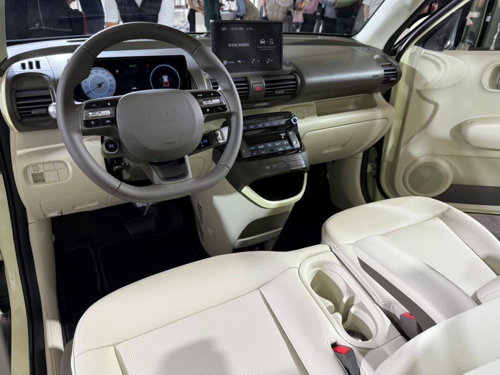 車內導入 10.25 吋數位儀表與 8 吋中控螢幕。