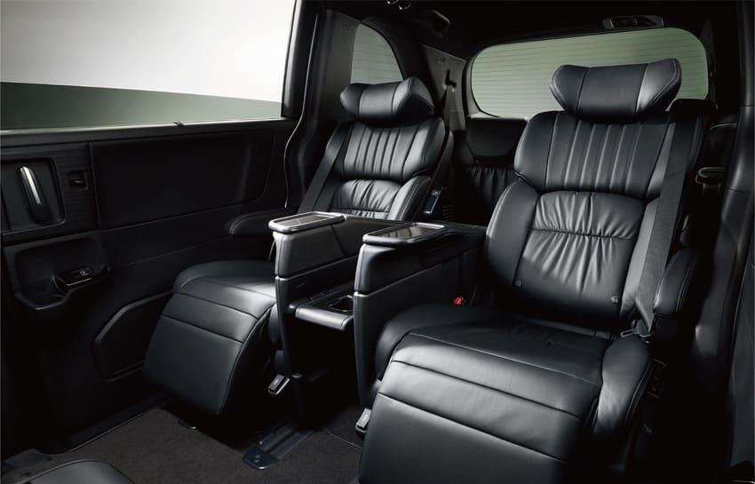 第二排 Ottoman 獨立座椅為全車系標配，具備電動調整與加熱功能，並新增手動遮陽簾。