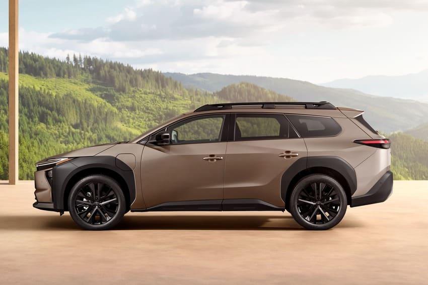 與 bZ4X 相比，bZ4X Touring 車身尺碼加長 140 mm 及增高 20 mm，擁有更好的空間及越野表現。