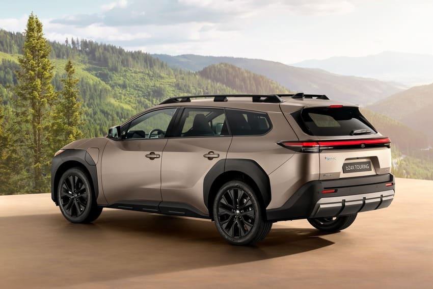 車側設有大面積防刮材質，後保桿也新增下護板，強化越野氣息。