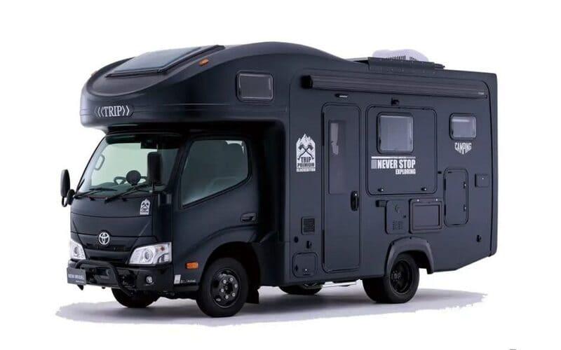 知名改裝露營車品牌 Direct Cars 在今年東京移動展展出 Trip Black Edition。