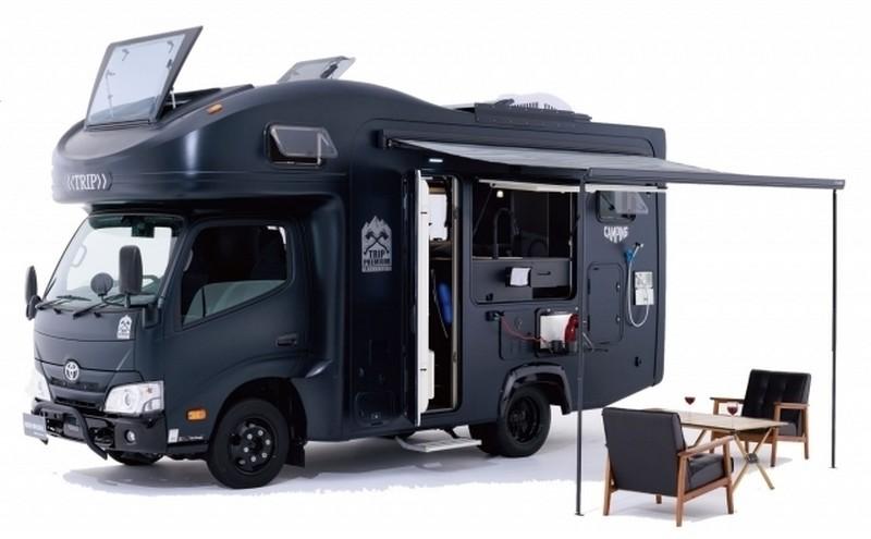 採用消光黑車身塗裝營造時尚高級感，車邊帳也能在戶外提供遮風擋雨的休憩空間。