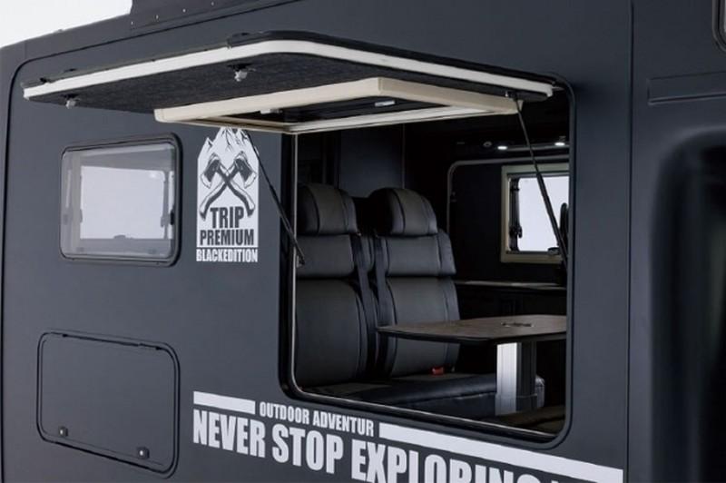 透過對外開啟的側窗增加車室開闊感，也有助於通風。