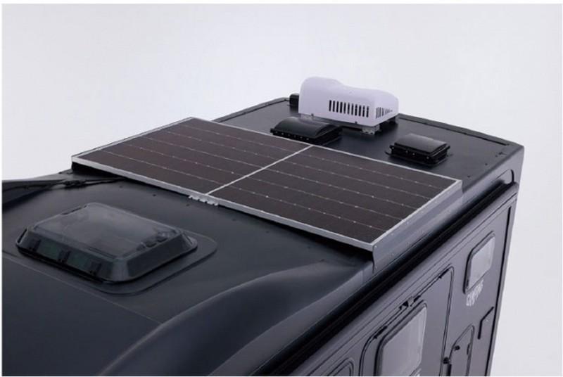 車頂設有 460W 太陽能板可幫電池充電。