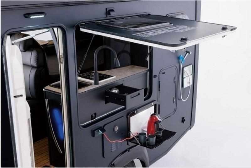 車側設有折疊桌可用，展現實用的設計巧思。