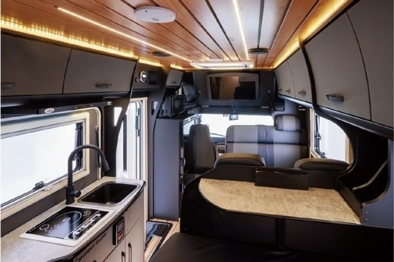 透過棕色木質飾板搭配黑色皮革內裝營造豪華舒適氛圍，且具備電視、微波爐、流理台、電磁爐及冷氣等家電。