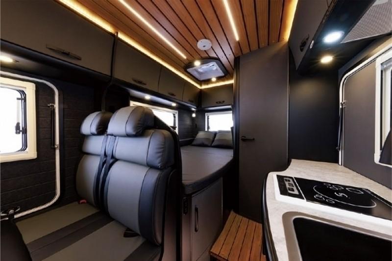 後方設有固定式雙人床，一旁則是淋浴間。