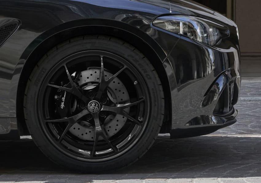 腳下換裝 19 吋1五輻雙肋式黑色輕量化鋁圈及黑色煞車卡鉗。