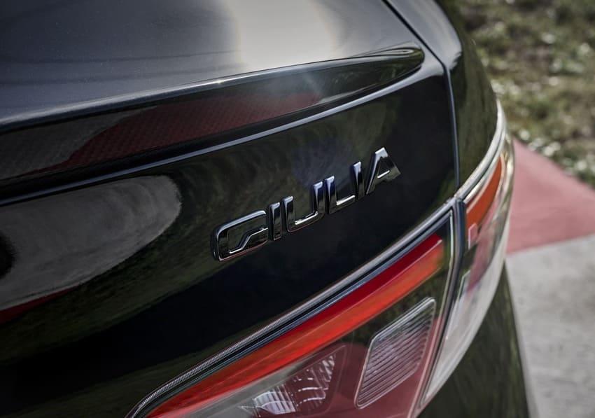 車尾 Giulia 銘牌也改為深色設計。