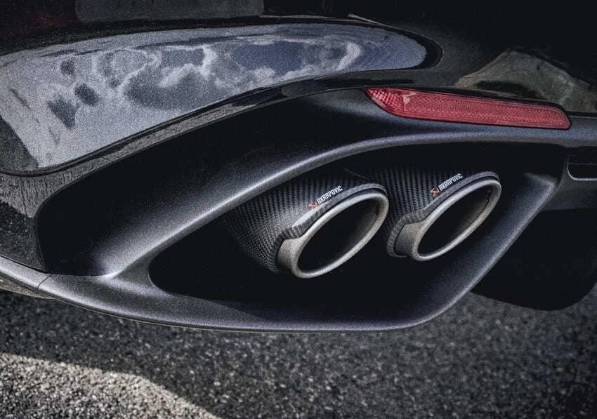 Akrapovic 鈦合金排氣尾管是 Giulia Quadrifoglio Estrema 特仕版升級重點所在。