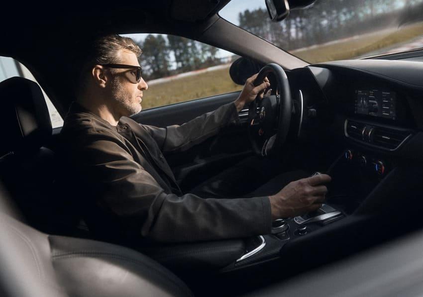 內裝維持既有配置，以黑化風格營造熱血駕馭氛圍。