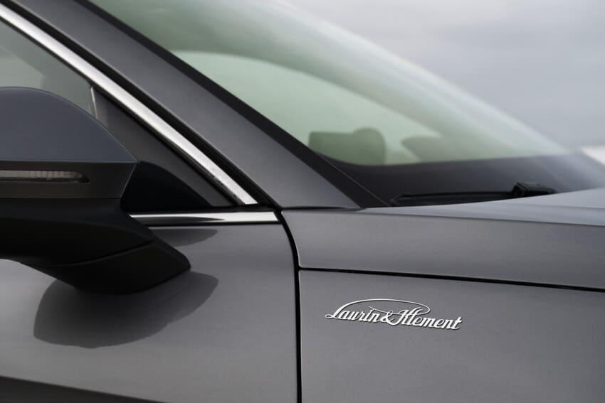車側設有 Laurin&Klement 專屬銘牌作為識別。