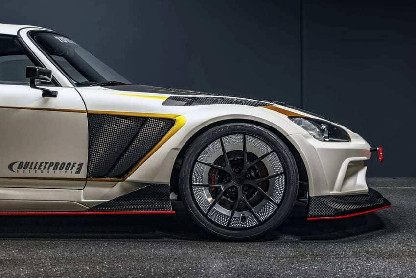 腳下 19 吋 BP-RW Evolution 鍛造鋁圈是外型一大亮點。