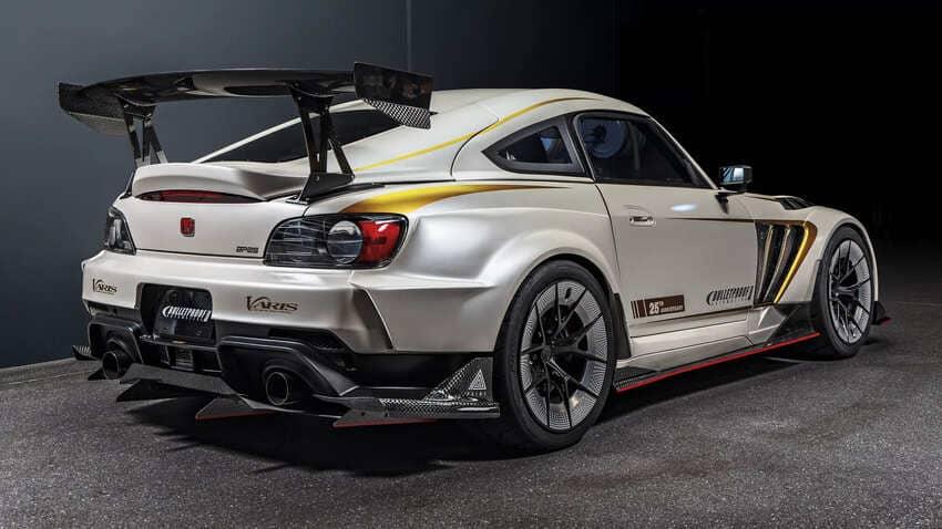 透過碳纖維寬體空力套件形塑出更具視覺張力的競技化造型。