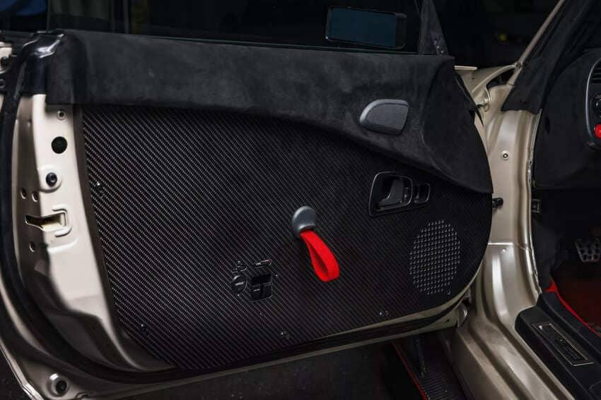 從賽車化內裝鋪陳可看出對於輕量化的講究。